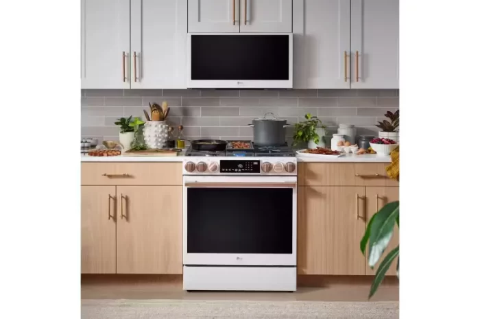 LG Studio - LG STUDIO 6.3 cu. ft. InstaView® Gas Slide-in Range with ProBake Convection® and Air Fry - Image 2