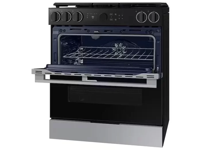 Bespoke Smart Slide-In Gas Range 6.0 cu. ft. with Flex Duo™ & Illuminated Precision Knobs in Stainless Steel - Image 8