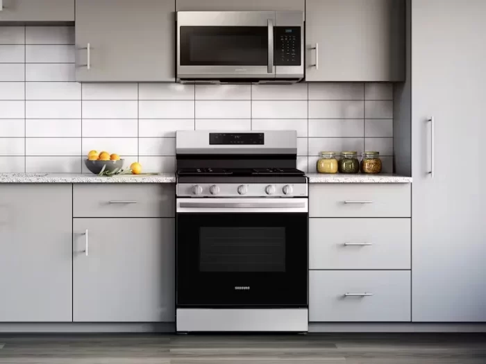 6.0 cu. ft. Smart Freestanding Gas Range with Integrated Griddle in Stainless Steel - Image 4